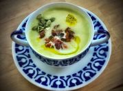 Una foto de gazpacho de melón