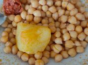 Una foto de cocido garbanzos con gallina
