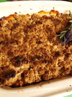 Una foto de Crumble de manzana, albaricoques y nueces