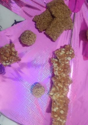 શીંગદાણાની ચીક્કી (Shingdana Chikki Recipe In Gujarati) રેસીપી મુખ્ય ફોટો