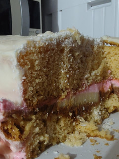 Una foto de Torta helada de frutillas y ananá