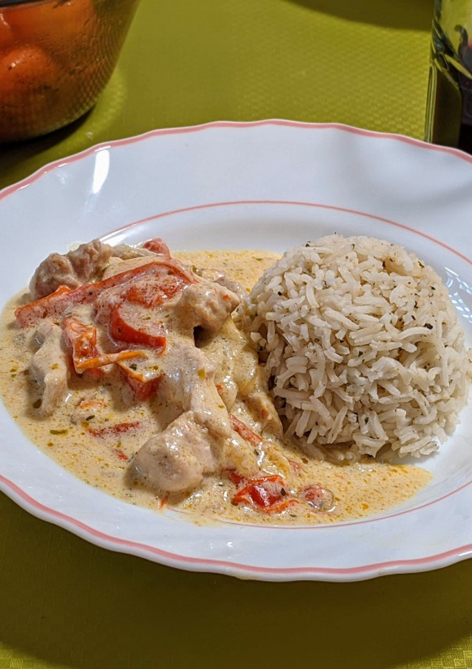 Una foto de Pollo en salsa de rulo de cabra