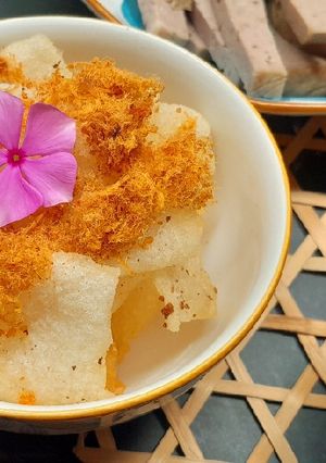 Hình của món Mì lá tươi chiên giòn lắc chà bông.