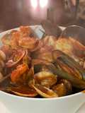 Cazuela de mariscos en tomatada