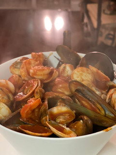 Una foto de Cazuela de mariscos en tomatada