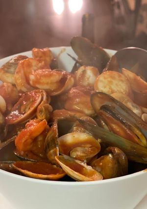 Una foto de Cazuela de mariscos en tomatada
