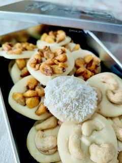 Una foto de Chocolatinas de chocolate blanco con kikos, y con anacardos al punto de sal