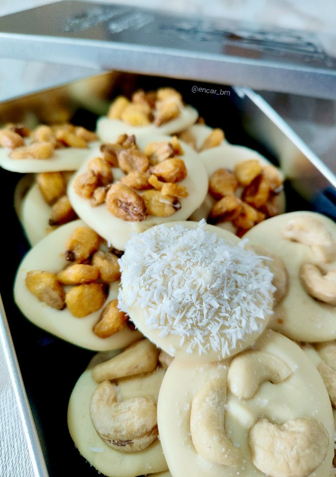 Una foto de Chocolatinas de chocolate blanco con kikos, y con anacardos al punto de sal
