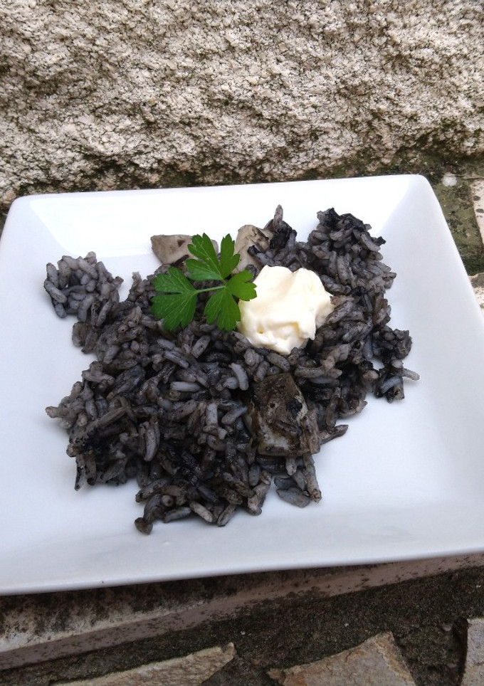 Una foto de Arroz negro con sepia