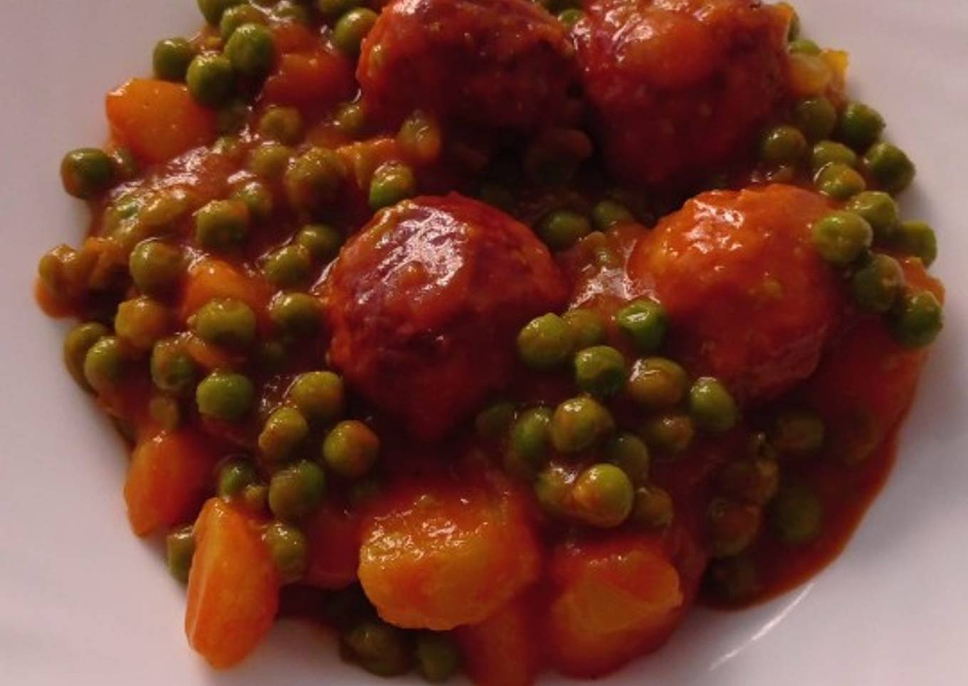 Albóndigas con guisantes y patatas
