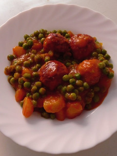 Una foto de Albóndigas con guisantes y patatas