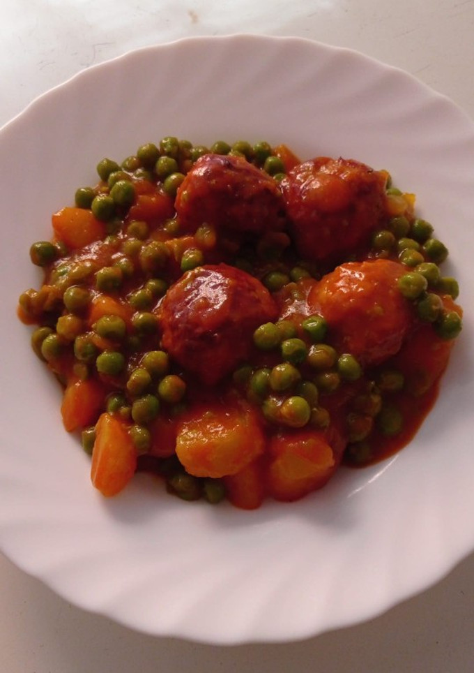 Una foto de Albóndigas con guisantes y patatas