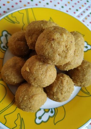 बेसन के लड्डू (besan ke laddu recipe in hindi) रेसिपी मुख्य फोटो