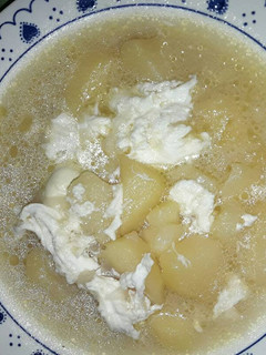 Una foto de Caldo papas con cebolla y huevo duro