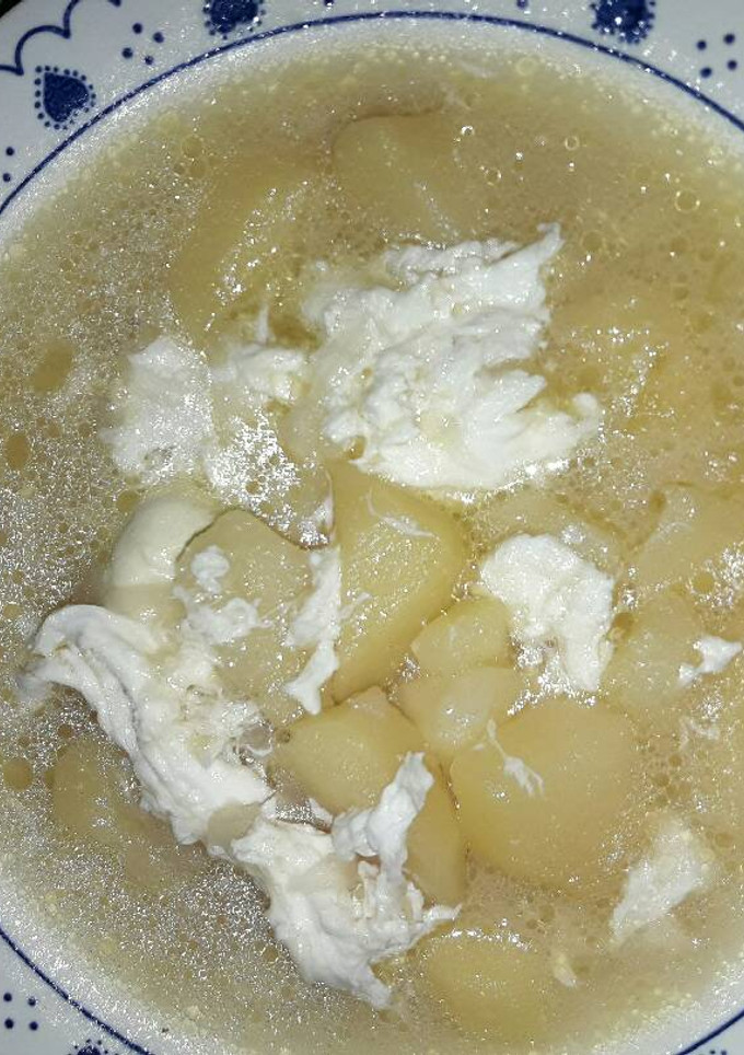 Una foto de Caldo papas con cebolla y huevo duro