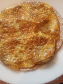 Una foto de Tortilla francesa con berenjenas, queso y tortilla mexicana