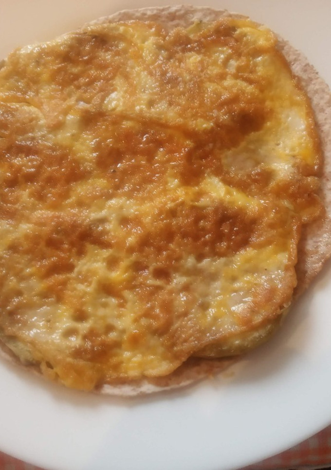 Una foto de Tortilla francesa con berenjenas, queso y tortilla mexicana