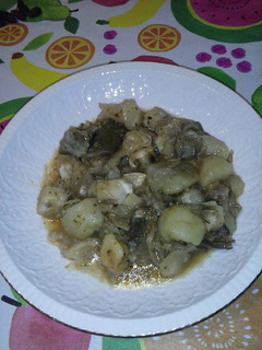 Una foto de Bacalao con alcachofas y patatas