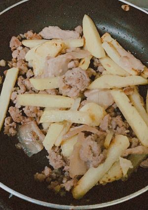 Hình của món Thịt heo xào khoai tây.