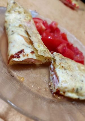 Una foto de Omelette de paleta (fiambre) y queso, con ensalada
