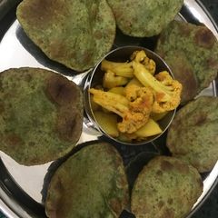 A picture of Palak ki kachori.