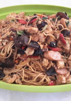 Foto resep Mie goreng kaya rasa (RirinIkeW)
