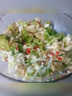 Una foto de 🥗🍗Ensalada de pollo y vegetales 🥗🍗