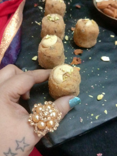 उड़द दाल की पिन्नी (Urad dal ki pinni recipe in Hindi) रेसिपी मुख्य फोटो