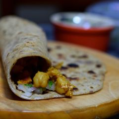 A picture of Chapati Roll /Kati roll (with White Chana):.