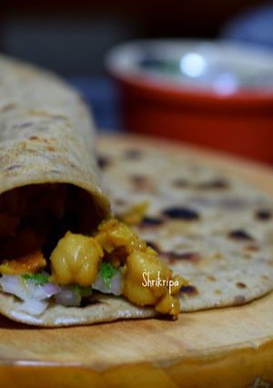 A picture of Chapati Roll /Kati roll (with White Chana):.