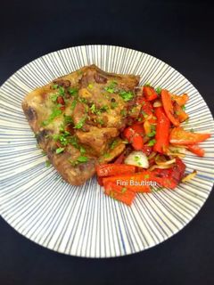 Una foto de Costillas de cerdo al ajillo