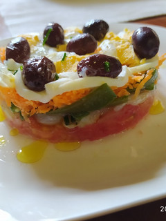 Una foto de Ensalada de bacalao, judías verdes, huevo y aceitunas negras