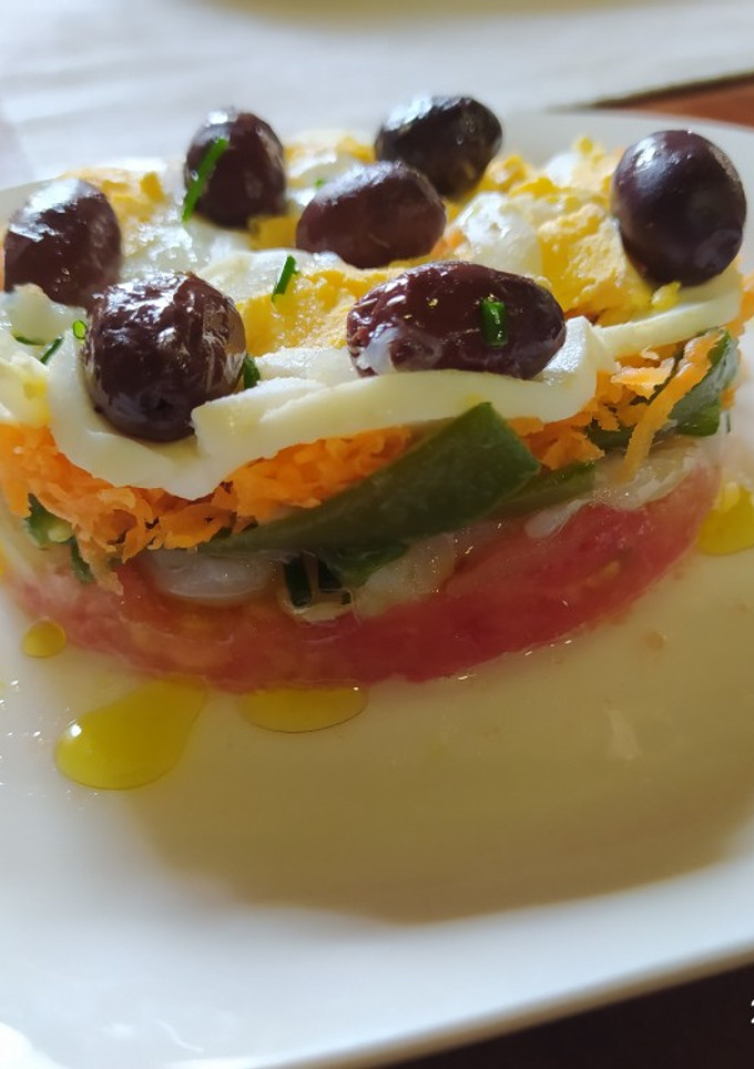 Una foto de Ensalada de bacalao, judías verdes, huevo y aceitunas negras