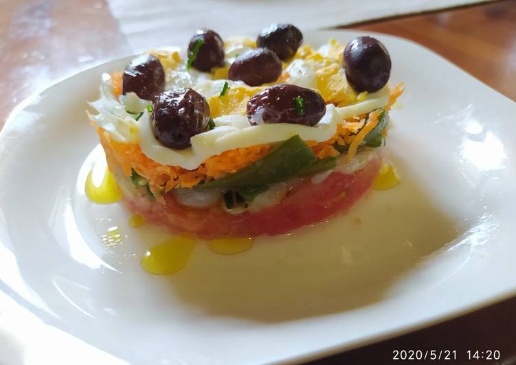 Ensalada de bacalao, judías verdes, huevo y aceitunas negras