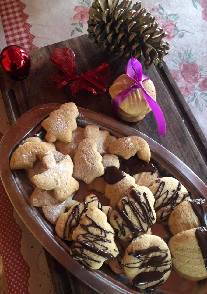 Una foto de Galletitas navideñas!!de sabor a limón y canela 🤗