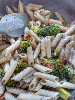 Una foto de Pastas salteadas con ajo, cebolla, morrón y Brócoli 🥦