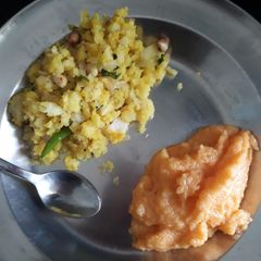 A picture of Kanda poha and sheera.