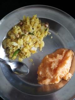 A picture of Kanda poha and sheera.