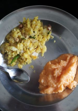 A picture of Kanda poha and sheera.