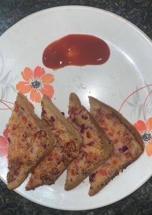 ब्रेड पिज़्ज़ा (bread pizza recipe in Hindi) रेसिपी मुख्य फोटो