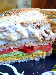 Una foto de Sándwich de pollo y setas shiitake