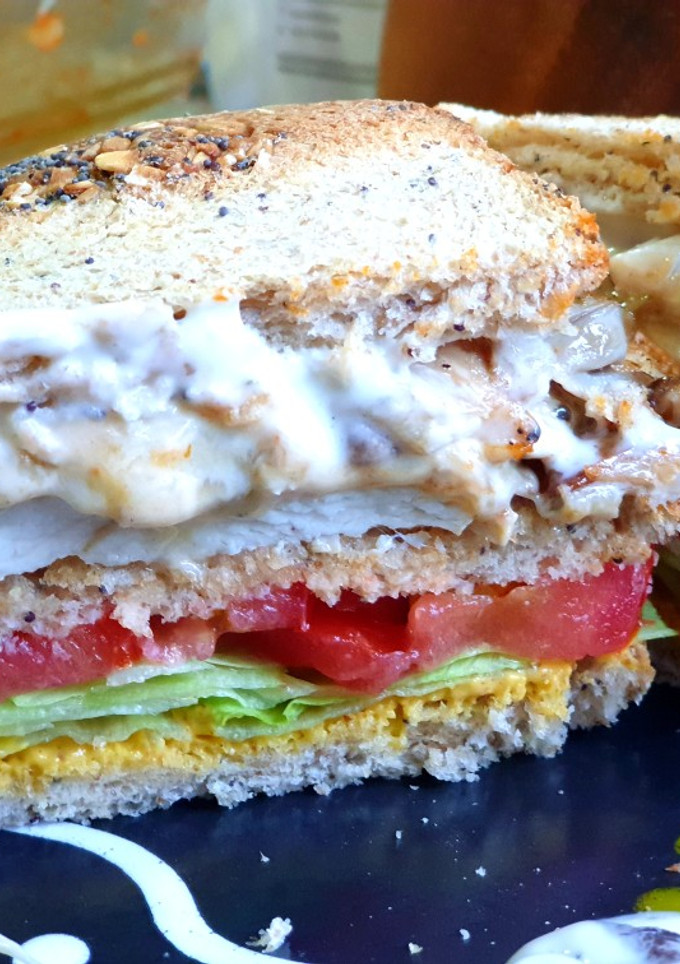Una foto de Sándwich de pollo y setas shiitake