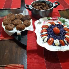 A picture of Potato croqulettes served with red cabbage salad.