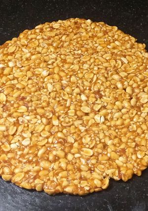 શીંગ ની ક્રિસ્પી ચીકી (Shing Crispy Chiki Recipe In Gujarati) રેસીપી મુખ્ય ફોટો