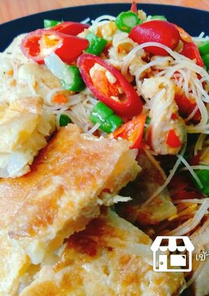 รูปของ ผัดหมี่น้ำพริกกะปิกับไข่เจียวถั่วงอก