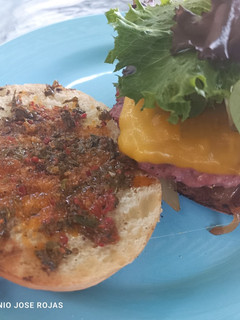 Una foto de Hamburguesa de vaca a la barbacoa