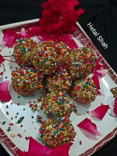 ड्राई फ्रूट्सलड्डू(Dry fruit laddu recipe hindi) रेसिपी मुख्य फोटो