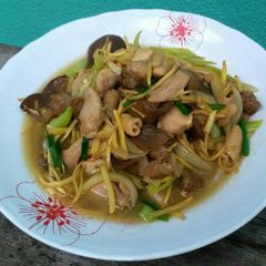 A picture of Stir Fried Chicken with Ginger and Jelly Ear Mushroom.