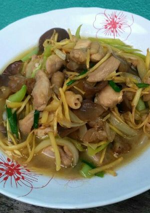 A picture of Stir Fried Chicken with Ginger and Jelly Ear Mushroom.