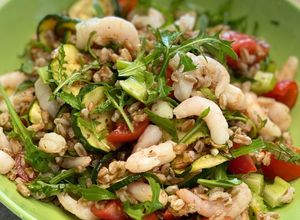 Foto di Insalata Di Farro, zucchine, gamberetti, sedano, pomodorini & rucola
